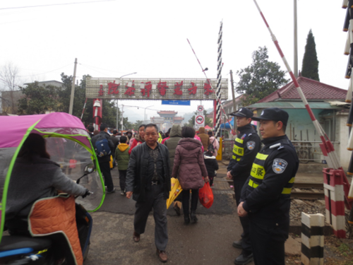 武汉铁路警方全力确保节假日期间东方山道口安全