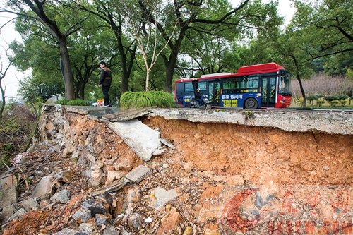 杭州路湖边人行道垮塌 非常危险 下陆区建设局：将联合其他部门修复 消除隐患