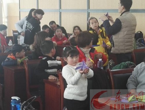 40余组亲子家庭 剪“春”字迎春天