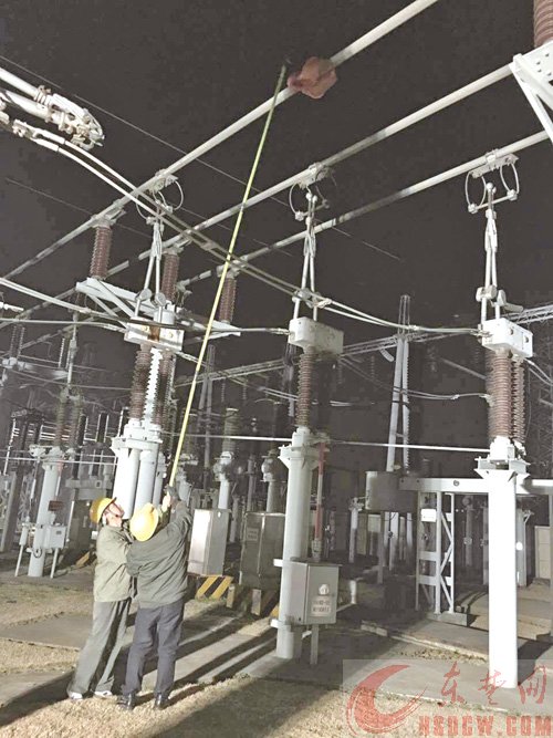 元宵夜，保安全用电 供电人员拦截31个孔明灯