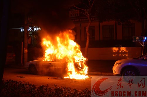 父子琐事起争执　儿子点燃自家车