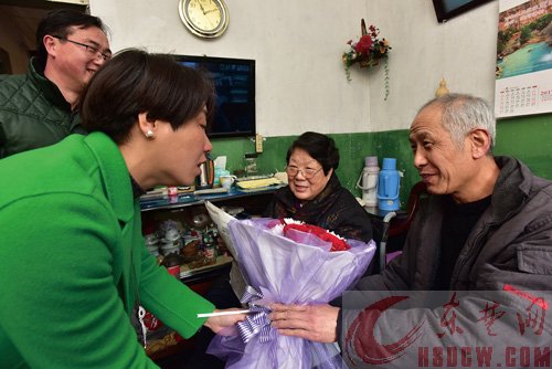 社区给张利茂夫妻送来玫瑰 两位老人次过情人节