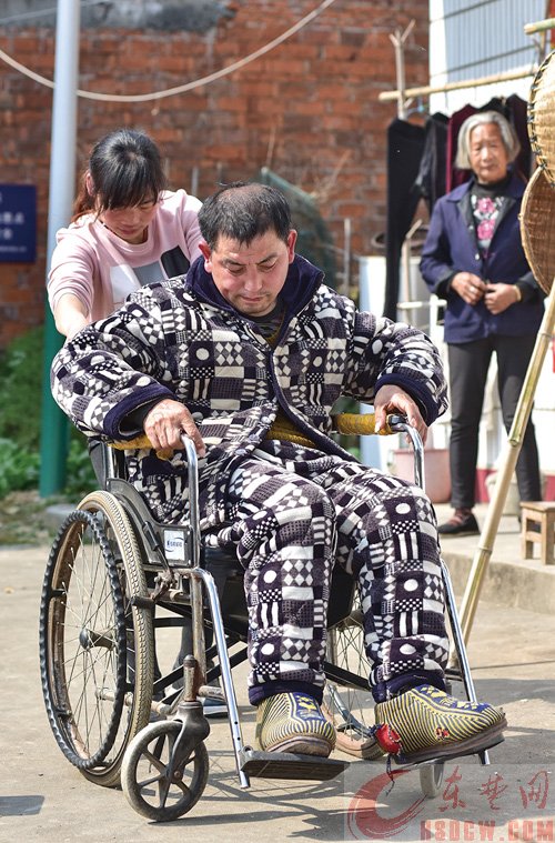 “这辈子亏欠的人太多,我得做些回报” “中国好媳妇”刘名仙的丈夫提出死后捐献眼角膜 “这辈子亏欠的人太多,我得做些回报” “中国好媳妇”刘名仙的丈夫提出死后捐献眼角膜