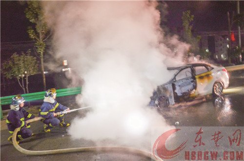 轿车跑着跑着车头冒黑烟 轿车跑着跑着车头冒黑烟