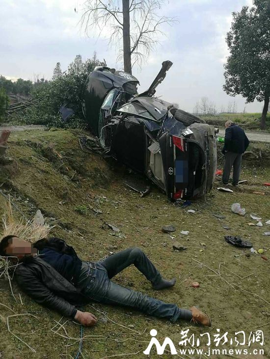 昨日荆门网友微信朋友圈中疯传的车祸图_副本