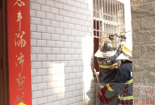 与妻争吵，反锁房门打开煤气罐轻生 消防官兵破门救出昏迷男子