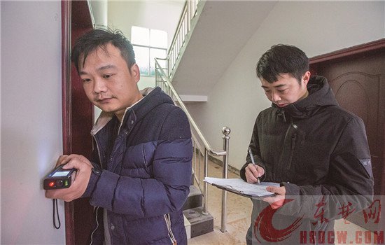 工作人员保障四棵大道建设顺利推进