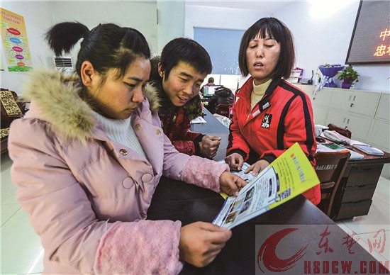 社区工作人员向居民推荐就业岗位