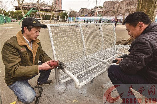 西塞山区十五冶社区工人在维修休闲椅