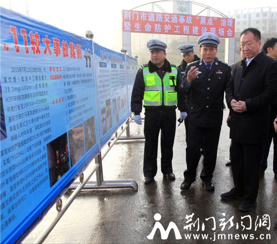 副市长、公安局长董煜华（右一）现场督办推进整治