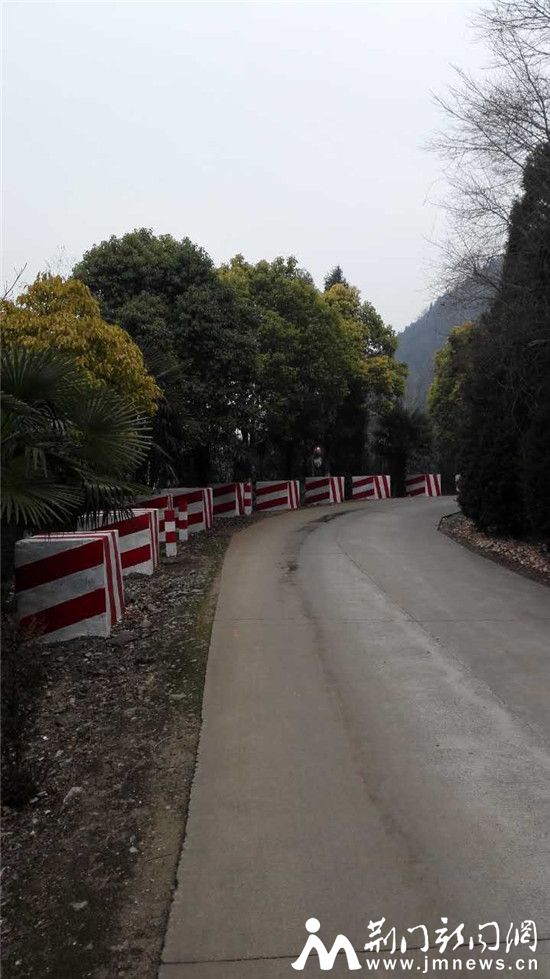 钟祥温峡水库南干渠临水临崖道路隐患整改2_副本