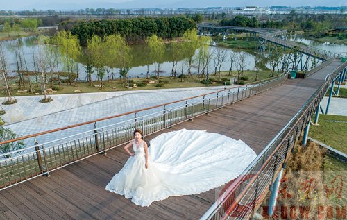 10米拖尾婚纱昨惊艳亮相园博园 剧透周六婚博会 场面堪称高大上