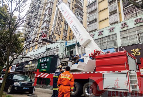 从11楼掉至3楼平台 陈家湾一婆婆不幸坠亡 