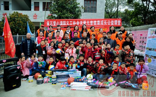 “黄石的孩子加油”公益项目捐赠文体用品昨起在阳新陆续发放  “春天的礼物”让孩子们乐开了怀