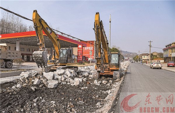 铁贺路铁山段进行施工维修