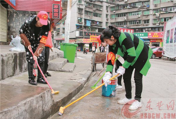 黄石港区覆盆山社区组织志愿者清理街道沟渠