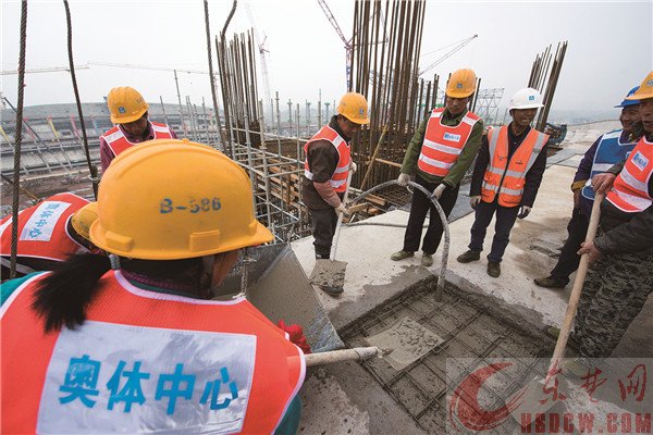 奥体中心主体封顶