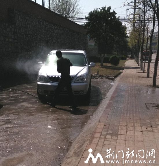 8洗车打湿人行道_副本