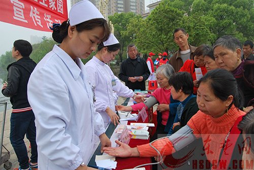 大冶市卫计局开展全民爱国卫生运动月宣传活动