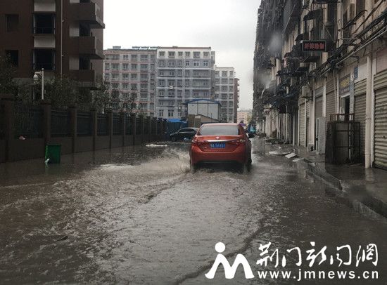 福星城小区门前积水严重_副本