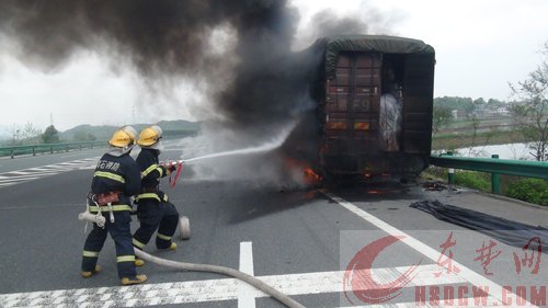 货车后轮起火，消防官兵及时灭火 车上20吨胡萝卜保住了