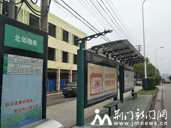 公交站棚频遭人为损坏_副本