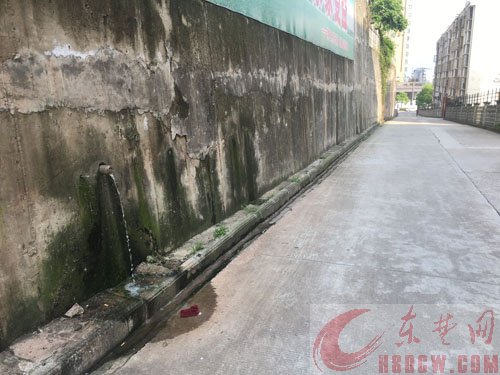 一居民楼地下室成“水帘洞” 小区物业只好用泵抽水 相关部门承诺将协调解决