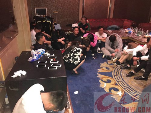 看到警察，有人藏进沙发底下，有人躲进垃圾箱下 “孔府佳人”30名涉毒人员被一锅端