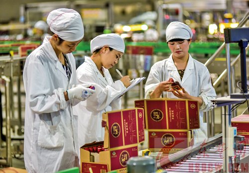 巾帼展风采 美酒味醇香 巾帼展风采 美酒味醇香