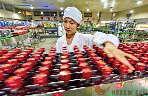 巾帼展风采 美酒味醇香 巾帼展风采 美酒味醇香