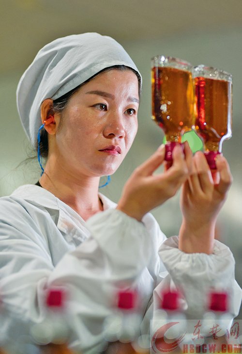 巾帼展风采 美酒味醇香 巾帼展风采 美酒味醇香