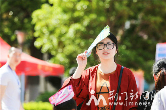 顶着烈日来求职