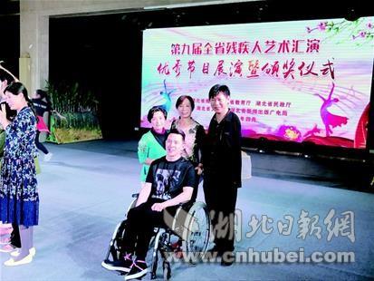 杨煊(前排)拿到《中国新歌声》地区海选的晋级卡