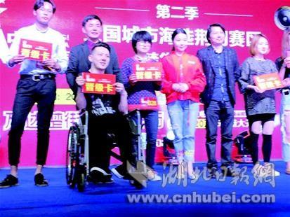 妈妈袁先梅(后中)推着杨煊参加湖北省残疾人文艺汇演