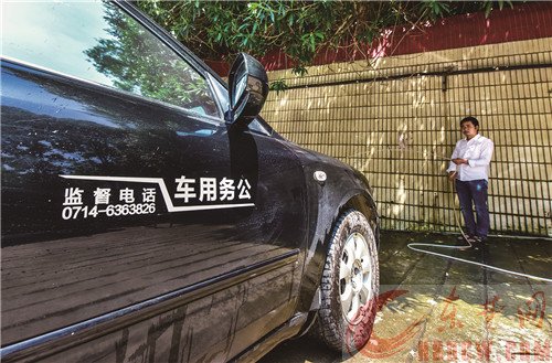 “公务用车”标识的单位公车