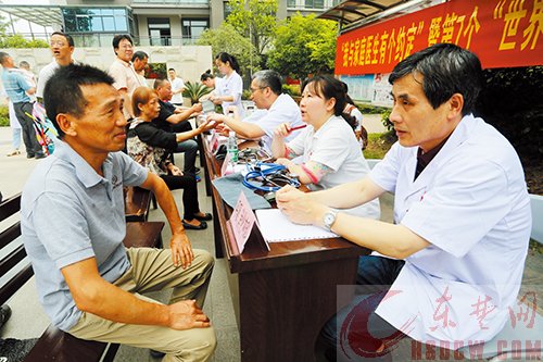 黄石港区花湖社区卫生服务中心医务人员在大码头社区开展大型义诊活动