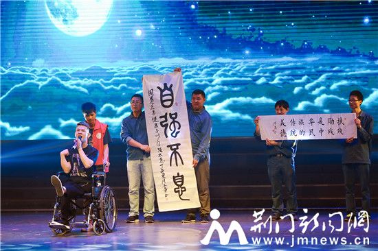 一位残疾朋友深情歌唱