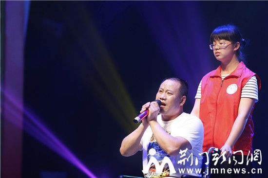 用歌声表达对生活的热爱