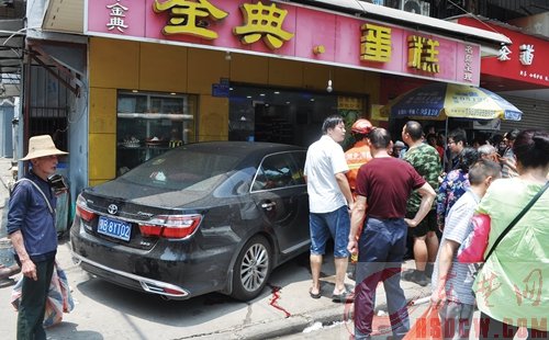 新手错将油门当刹车 轿车冲进蛋糕店撞伤一人