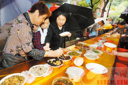 黄印村社区黄棉大院居民感恩棚改 举办“百家宴”共叙邻里情