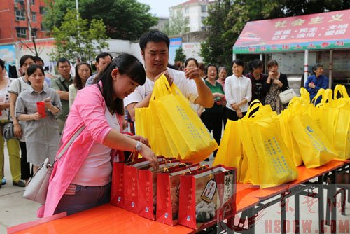 爱心粽子送给500户困难家庭 爱心粽子送给500户困难家庭