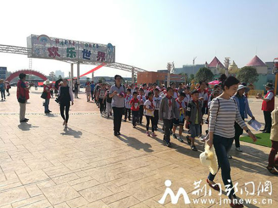 老师陪留守儿童参加活动