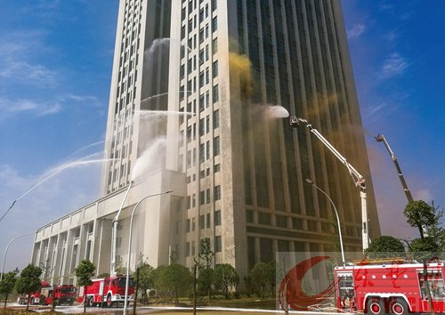 高层建筑灭火救援跨区域实战演练在大冶举行 鄂东三市28台消防车“参战”