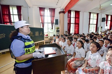 小学生和交警交朋友（图文）