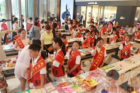 “六一”，小记者跳蚤市场上显身手
