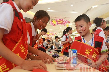 “六一”，小记者跳蚤市场上显身手