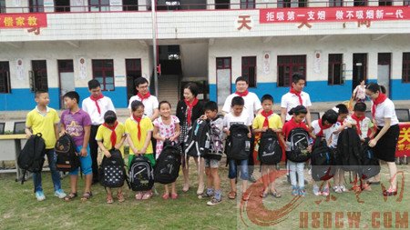 港湖学校学生在关爱成长中过“六一”