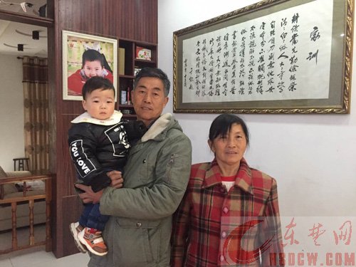 父亲家训挂上墙，激励儿子当自强 打工仔逆袭上武大，自主创业办公司