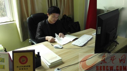 父亲家训挂上墙，激励儿子当自强 打工仔逆袭上武大，自主创业办公司