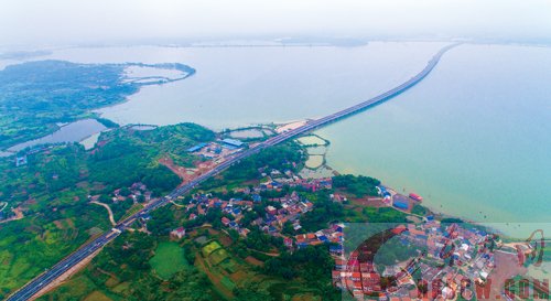 记者实地探访黄阳一级公路 开发区段已具备通行条件 防护工程仍在进行中 阳新段预计10月初基本建成